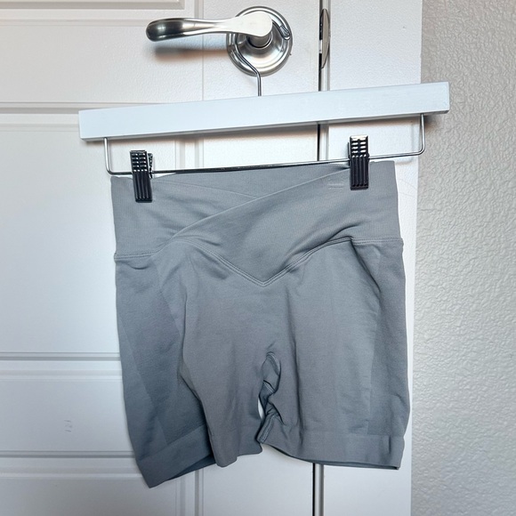 YEOREO Scrunch Butt Workout Shorts Women 3.5" Seamless V Cross Shorts - Picture 3 of 4